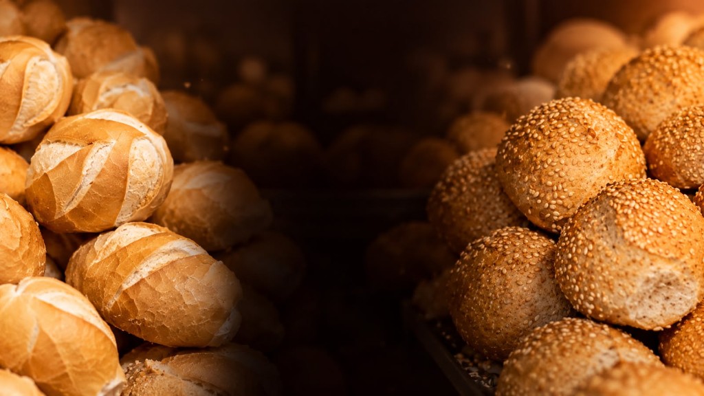 Prateleiras de padaria com pães, doces embalados e produtos da loja